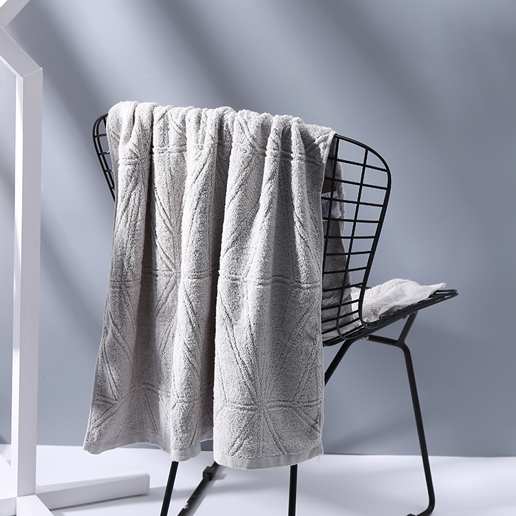 Geometric beige bath towel - grey